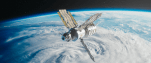 Salyut-7 bevat in totaal 20 minuten aan ruimtebeelden. Hier zweeft het gelijknamige station boven de aarde.