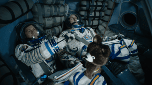 Astronauten Viktor Savinykh (Pavel Derevyanko) en Vladimir Dzhanibekov (Vladimir Vdovichenkov) op weg naar het ruimtestation.