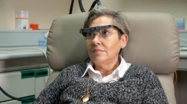 blinde vrouw met VR-bril