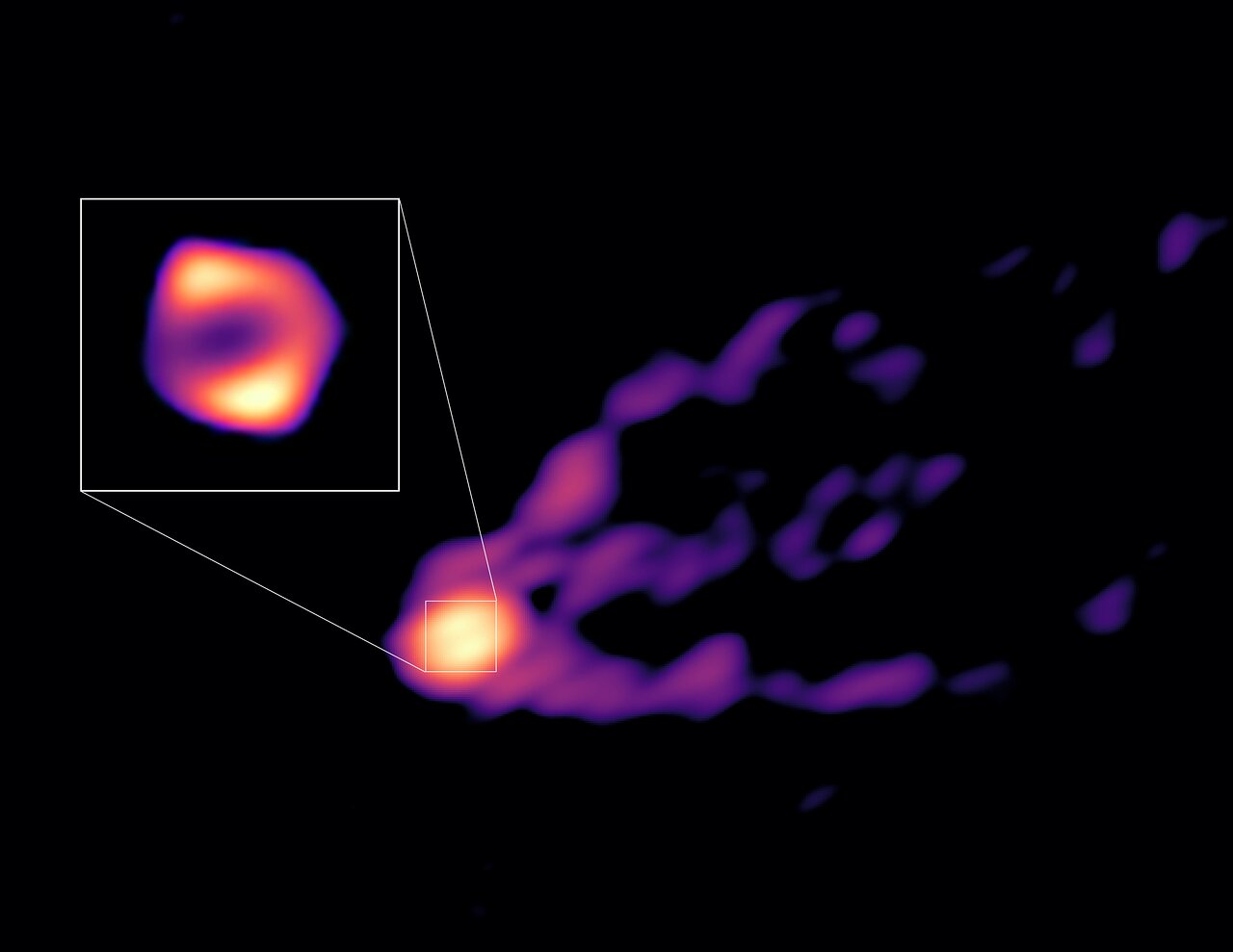 Новое изображение сверхмассивной черной дыры детально показывает поток частиц