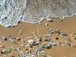 plastic afval strand