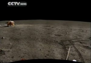 Links is maanlander Chang'e te zien. Rechts staan de sporen van Yutu in de maanbodem.