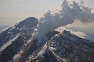 Mount Redoubt tijdens de uitbarsting in 2009.  Bron: Chris Waythomas