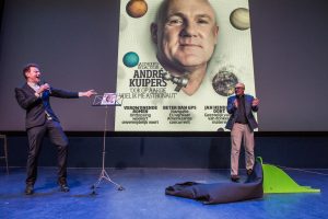 Amsterdam, 15 augustus 2015 - Onthulling van het New Scientist André Kuipers-nummer in NEMO, met Jim Jansen en André Kuipers. Foto: Mats van Soolingen