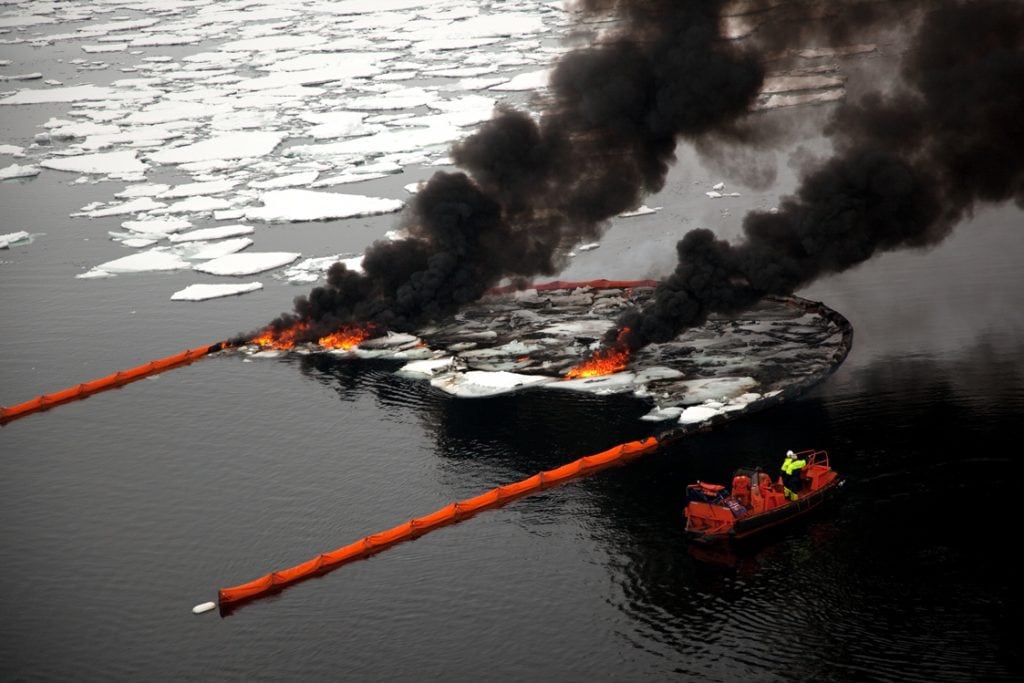 Uit experimenten op Svalbard bleek dat de opruimmethode in-situ verbranding zelfs effectiever is bij Arctische omstandigheden. Foto: Sintef